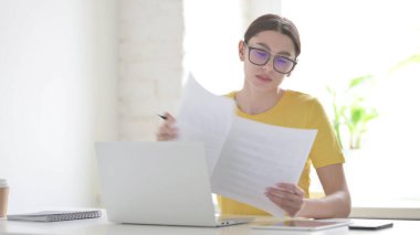 Ofisteki Belgeleri Okurken Dizüstü Bilgisayarlı Genç Kadın Kızgın Hissediyor