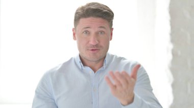 Çevrimiçi Video Konuşan Orta Yaşlı Adam Portresi