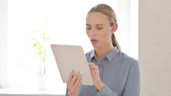 Portrait Young Woman Reacting Loss Smartphone — Stock Photo, Image