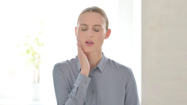 Porträt Einer Kranken Jungen Frau Mit Zahnschmerzen — Stockfoto