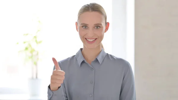 Porträt Einer Jungen Frau Die Daumen Hoch Zeigt — Stockfoto