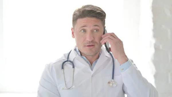 Porträtt Medelålders Läkare Talar Telefon — Stockfoto