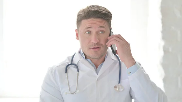 Retrato Del Médico Mediana Edad Hablando Por Teléfono — Foto de Stock