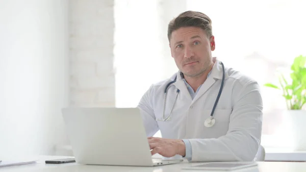 Middle Aged Doctor Shaking Head Sign While Using Laptop Office — Foto de Stock