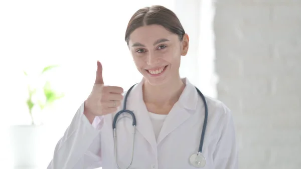 Porträt Einer Jungen Frau Die Daumen Hoch Zeigt — Stockfoto