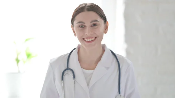 Retrato Una Joven Doctora Hablando Videollamada —  Fotos de Stock
