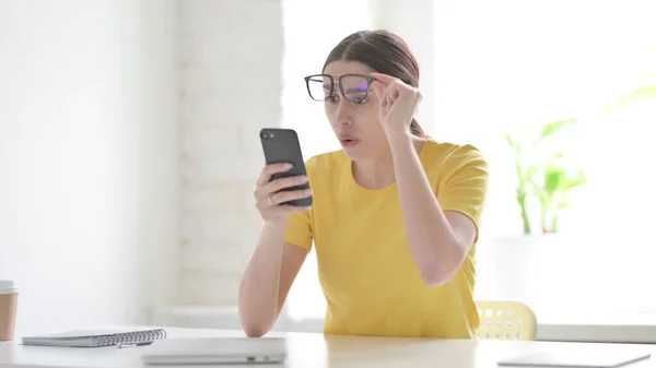 Mujer Joven Molesta Reaccionando Pérdida Teléfono Inteligente —  Fotos de Stock