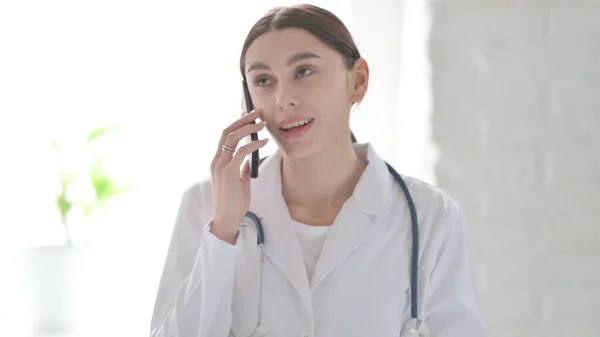 Portret Młodej Lekarki Rozmawiającej Przez Telefon — Zdjęcie stockowe