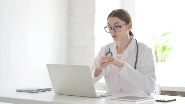 若い女性医師がオフィスのノートパソコンでビデオ通話で話す — ストック写真
