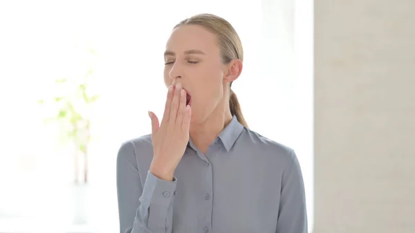 Portrait Sleepy Young Woman Yawning — Stock Photo, Image