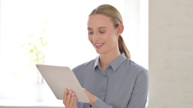 Ofiste Tablet kullanan Çekici Genç Kadın Portresi