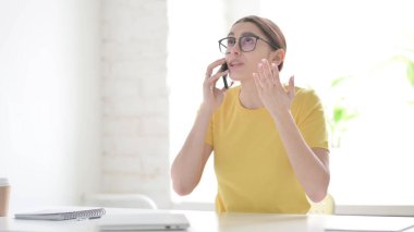 Ofiste Kızgın Genç Kadın Konuşuyor