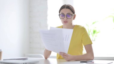 Ofiste Belgeleri Okuyan Genç Kadın