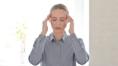 Baş ağrısı çeken genç bir kadının portresi