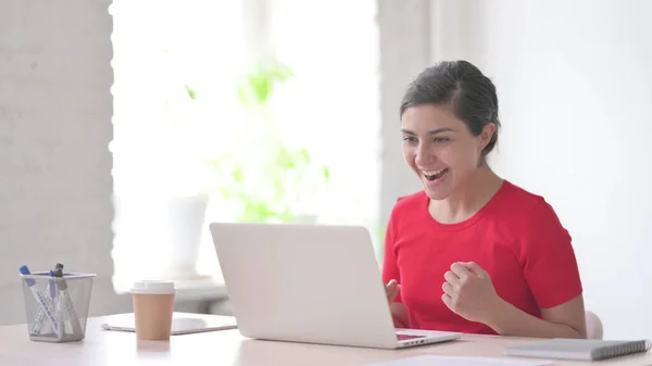 Ofiste Dizüstü Bilgisayar Kullanırken Başarı Kutlaması Genç Hintli Kadın — Stok fotoğraf