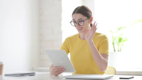 Junge Frau Macht Videotelefonie Auf Tablet Büro — Stockfoto