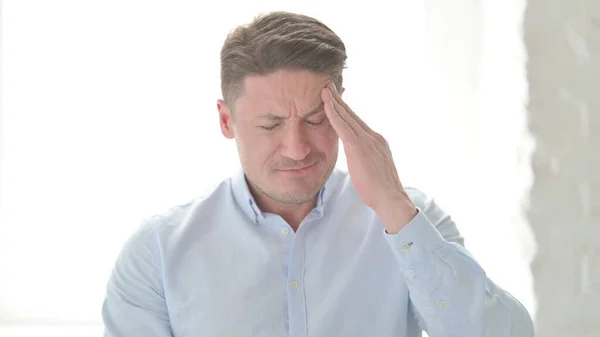 頭痛を持つ中年男性の肖像画 — ストック写真
