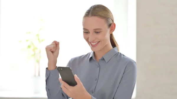 Portrait Jeune Femme Célébrant Sur Smartphone — Photo