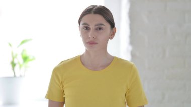 Kafasını Sallayan Genç Kadın Portresi İşaret Yok