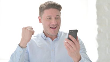 Smartphone 'da Kutlanan Orta Yaşlı Adam Portresi