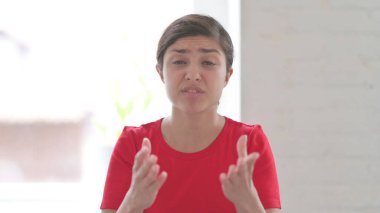 Kızgın ve Savaşan Genç Hintli Kadın Portresi