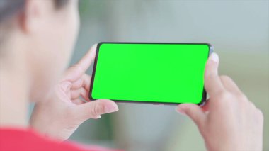 Genç Hintli Kadın Krom Ekran ile Akıllı Telefon İzliyor