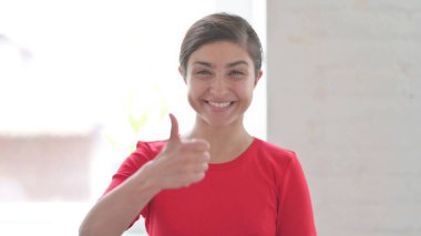 Genç Hintli Kadın Portresi Başparmakları Gösteriyor