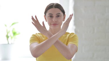 Çapraz Kollar 'dan Hiçbir İşaret Göstermeyen Genç Kadın Portresi