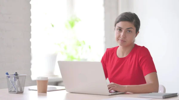 Mujer India Joven Sacudiendo Cabeza Rechazo Mientras Usa Ordenador Portátil —  Fotos de Stock