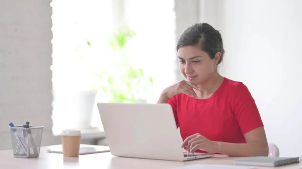 Ofiste Dizüstü Bilgisayarla Çalışırken Düşünen Genç Hintli Kadın — Stok fotoğraf