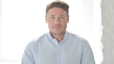 Ciddi Orta Çağ Adamı 'nın Portresi Kameraya Bakıyor