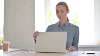 Yaratıcı Genç Kadın Ofise Dönüyor ve Bilgisayarı Açıyor