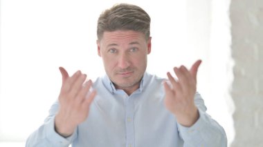 Orta Çağ Adamı Portresi Kamerayı ve Davetiyeyi Gösteriyor