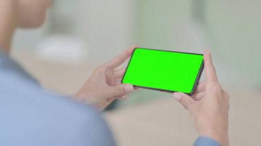 Genç Kadın Krom Ekran ile Akıllı Telefon İzliyor