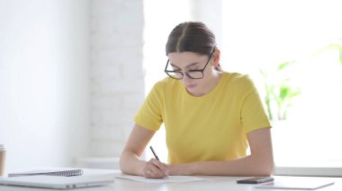 Pape 'ye yazarken Hayal kırıklığına uğrayan Genç Kadın