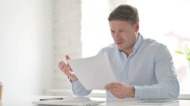 Ofisteki Belgeleri Okurken Orta Yaşlı Adam Sinirlendi