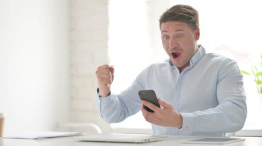 Başarılı Orta Çağ Adamı Akıllı Telefonda Kutlama Yapıyor