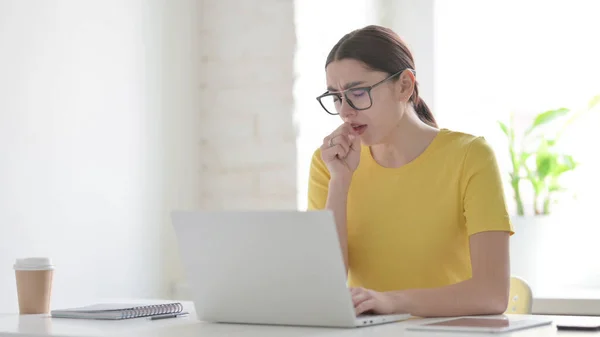 Junge Frau Hustet Während Sie Laptop Büro Benutzt — Stockfoto