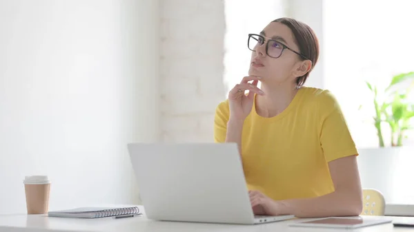 Ofiste Dizüstü Bilgisayarla Çalışırken Düşünen Genç Bir Kadın — Stok fotoğraf