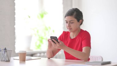 Akıllı telefon kullanan genç Hintli kadın portresi