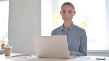 Ofiste dizüstü bilgisayar kullanırken Genç Kadın Reddedildi