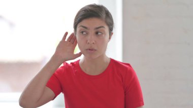 Beyaz Arkaplanda Sırrı Dinleyen Genç Hintli Kadın
