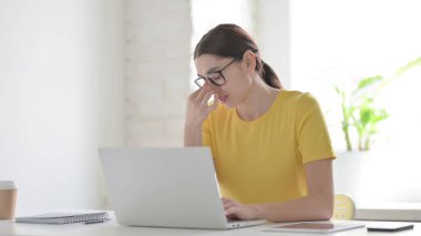 Ofiste dizüstü bilgisayar kullanan Genç Kadın Stresli