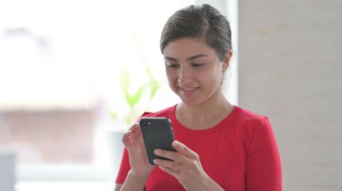 Akıllı telefon kullanan genç Hintli kadın portresi