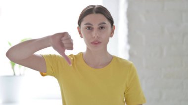 Başparmaklarını Aşağı gösteren Genç Kadın Portresi