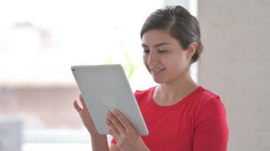 Ofiste Tablet kullanan Çekici Genç Hintli Kadın Portresi