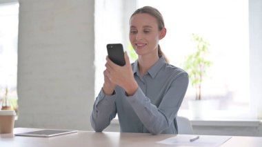 Başarılı Genç Kadın Akıllı Telefonla Kutlama