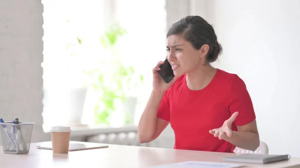 Розмови Сердитої Молодої Індійської Жінки Телефону Коли Користуєшся Ноутбуком Офісі — стокове фото