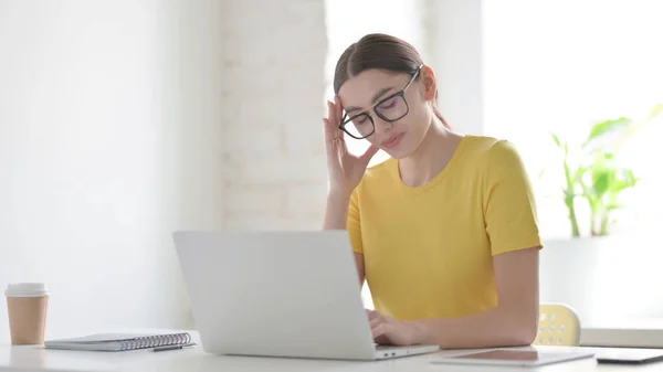 Junge Frau Hat Kopfschmerzen Bei Der Arbeit Laptop — Stockfoto
