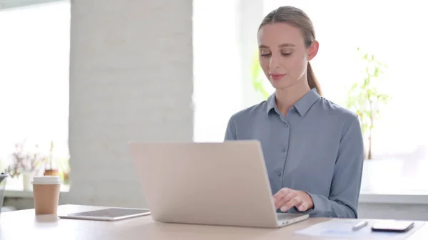 Ofisteki Dizüstü Bilgisayarda Çalışan Genç Kadın — Stok fotoğraf